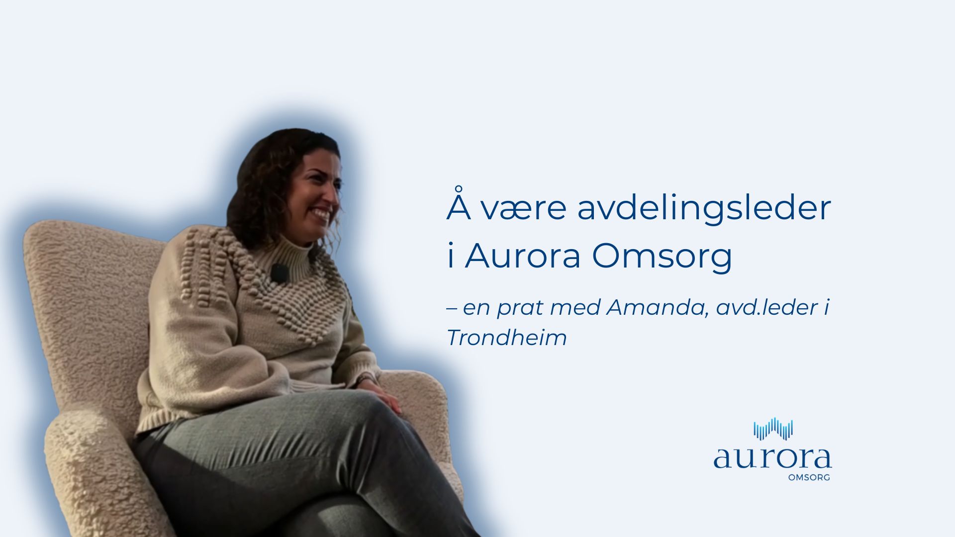 Amanda som er avdelingsleder i Aurora omsorg i Trondheim sitter i en hvit godstol og smiler mens hun snakker med intervjueren.